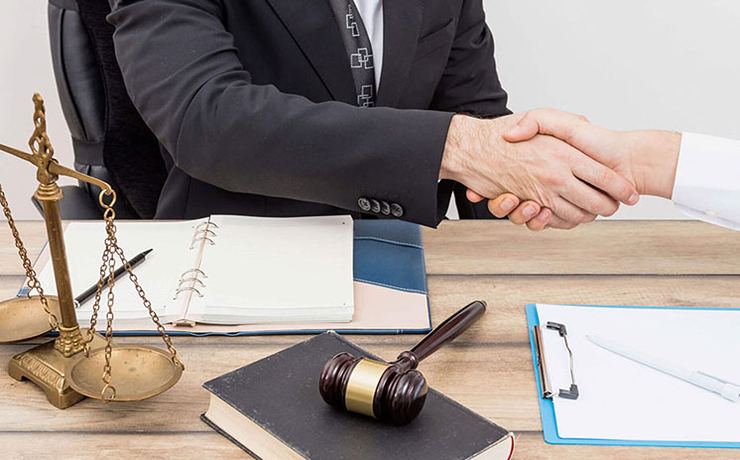 در دیدار با وکیل دعاوی تجاری اصفهان باید به چه ویژگی‌هایی از او توجه کنیم؟