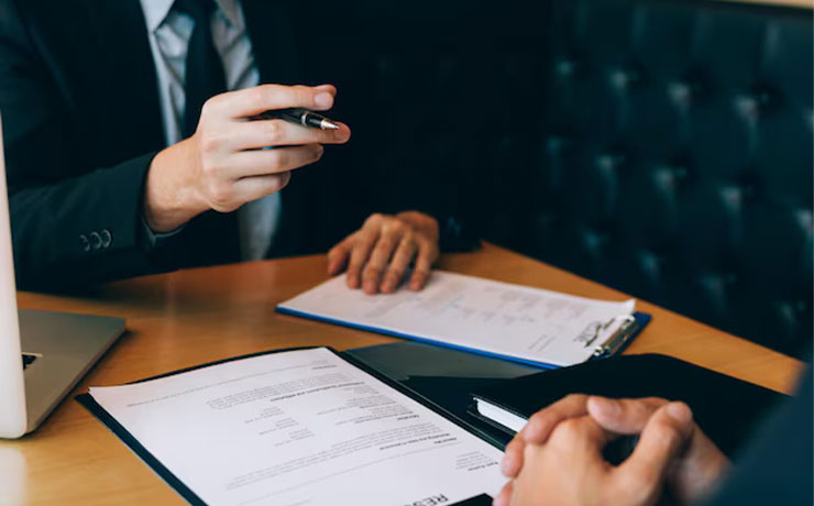 بهترین وکیل زن در فولادشهر کیست؟